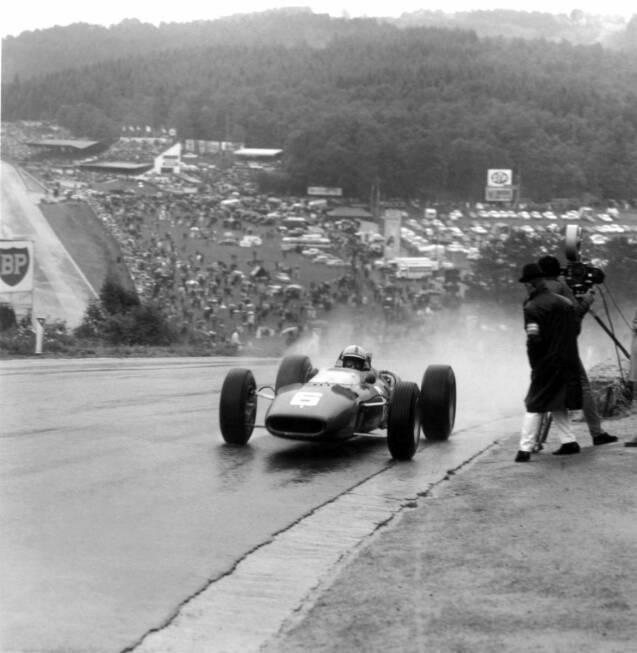 Foto zur News: 1966 kämpft Surtees dann noch erneut um den WM-Titel in der Formel 1. Für Ferrari gewann er das zweite Saisonrennen in Spa-Francorchamps. Da ihm das Team wegen der Folgen des Unfalls aus dem Vorjahr aber einen Start in Le Mans verweigerte, kam es zum Bruch.
