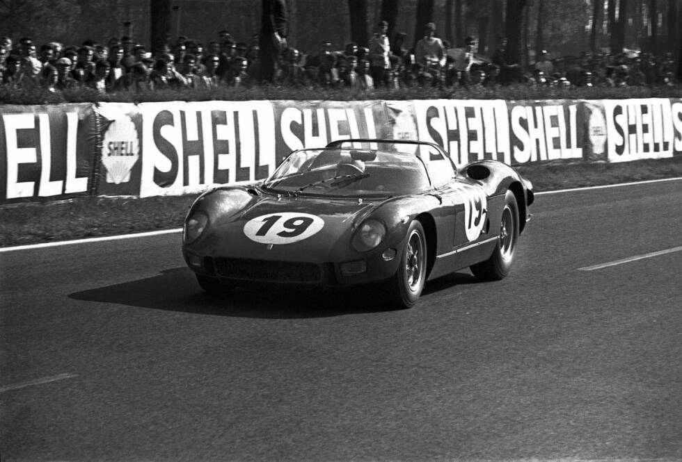 Foto zur News: 1964 geht Surtees für Ferrari auch bei den 24 Stunden von Le Mans an den Start und fährt gemeinsam mit Teamkollege Lorenzo Bandini als Dritter auf das Podium.