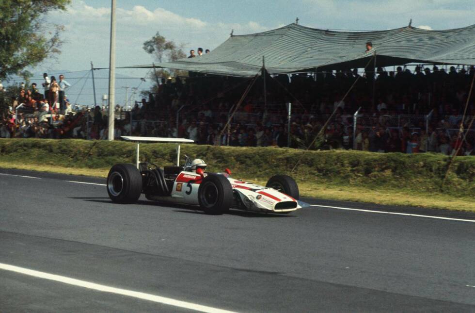 Foto zur News: 1967 wechselte Surtees ins Werksteam von Honda, für die er 1967 in Monza noch einmal ein Rennen gewinnen sollte. Anschließend blieben Erfolgserlebnisse aber die Ausnahme.