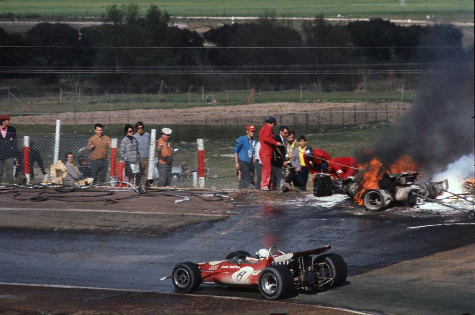 Foto zur News: 1970 gründete der mittlerweile 36-jährige Brite sein eigenes Team. Anfangs setzte Surtees noch einen McLaren ein. Hier passiert er beim Rennen im spanischen Jarama die Unfallstelle von Jacky Ickx und Jackie Oliver.