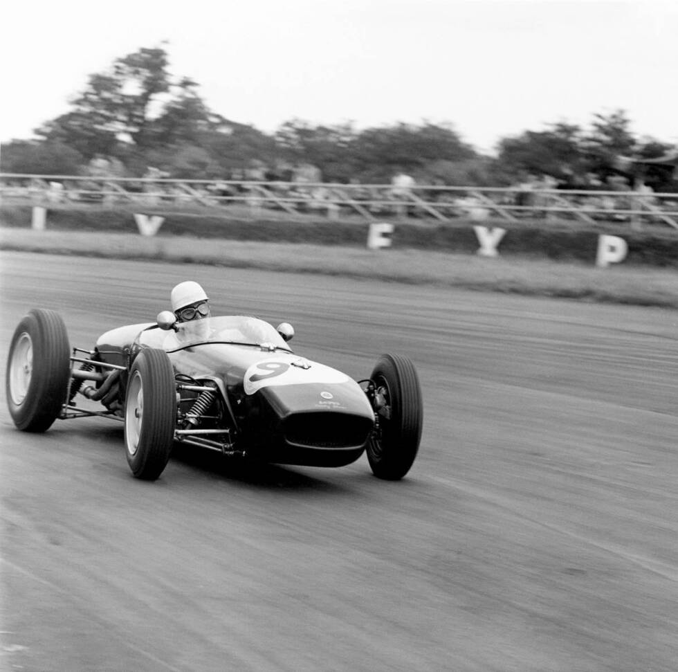 Foto zur News: Auch auf vier Rädern erweist sich Surtees als überaus talentiert. Gleich bei seinem zweiten Formel-1-Rennen, dem Heim-Grand-Prix in Silverstone 1960, steht er als Zweiter zum ersten Mal auf dem Podium.