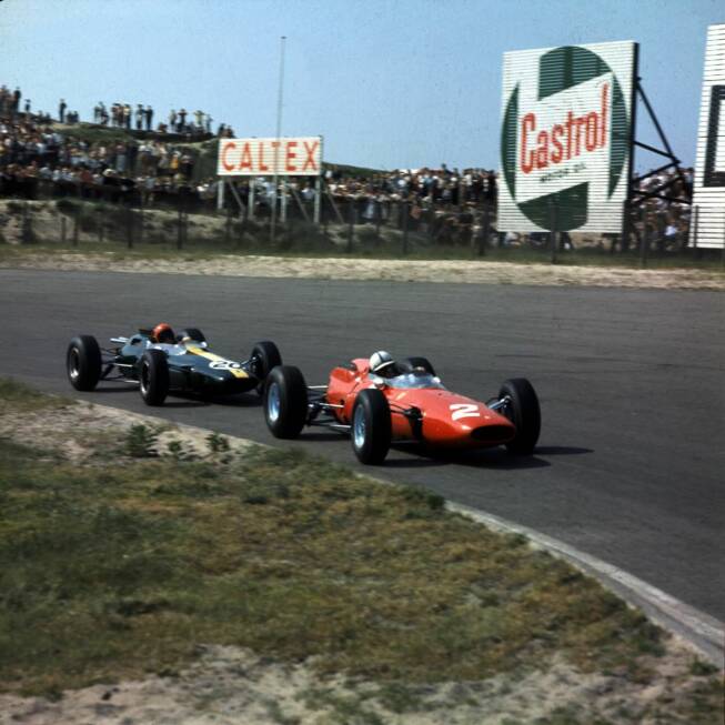 Foto zur News: 1964 ist dann Surtees&#039; Jahr. Bei allen Saisonrennen, die er beendet, steht der Brite auf dem Podium.
