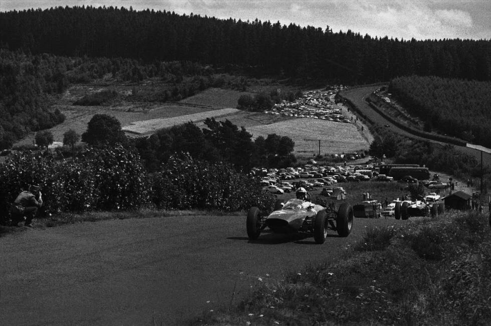 Foto zur News: 1961 sagt Surtees dem Zweiradsport Lebewohl und konzentriert sich ganz auf die Formel 1. Bis zu seinem ersten Grand-Prix-Sieg muss er allerdings noch zwei Jahre warten. 1963 ist es am Nürburgring endlich soweit. Surtees siegt für Ferrari.