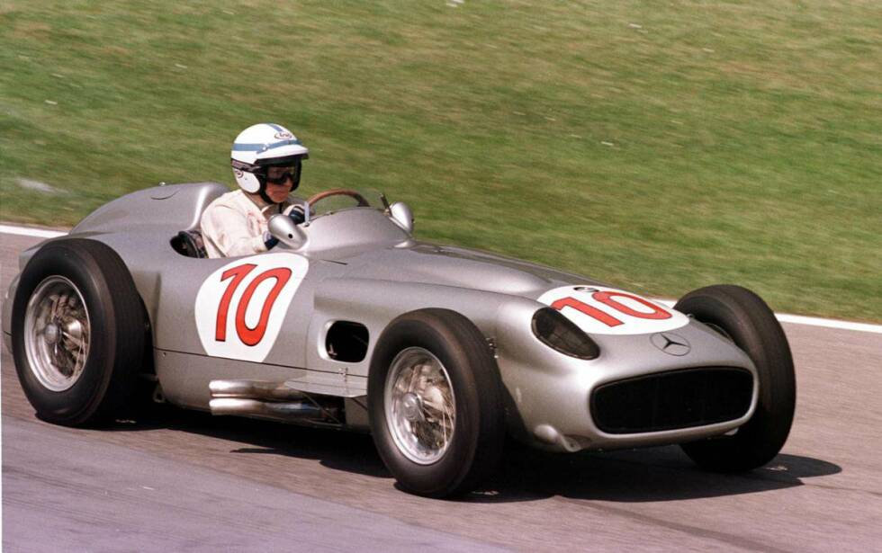Foto zur News: Lediglich bei historischen Rennen oder Showruns griff Surtees noch ins Lenkrad, wie hier bei einem Mercedes W196 Silberpfeils.