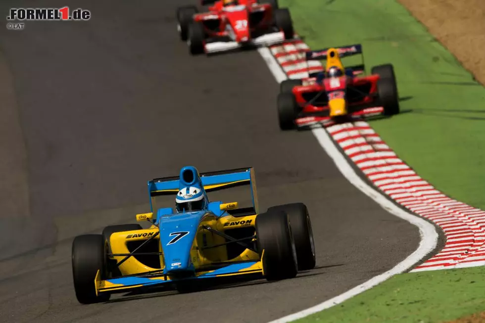 Doch dann kommt der 19. Juli 2009. Beim Formel-2-Rennen in Brands Hatch wird Sohn Henry von einem Rad am Helm getroffen und verstirbt kurz darauf an seinen schweren Kopfverletzungen. Foto zur News: Doch dann kommt der 19. Juli 2009. Beim Formel-2-Rennen in Brands Hatch wird Sohn Henry von einem Rad am Helm getroffen und verstirbt kurz darauf an seinen schweren Kopfverletzungen.