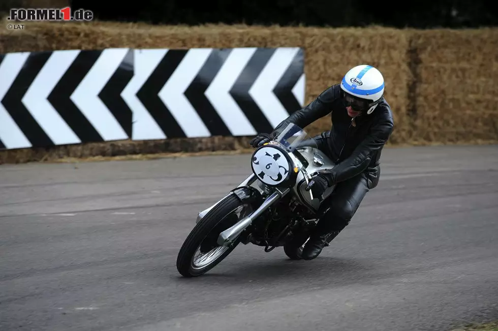 Foto zur News: Dem Sohn einen Motorradhändlers wurde der Motorsport in die Wiege gelegt. Ab 1952 ging Surtees mit einer Norton, wie er sie hier im Jahr 2012 noch einmal fährt, in der Motorrad Weltmeisterschaft an den Start.