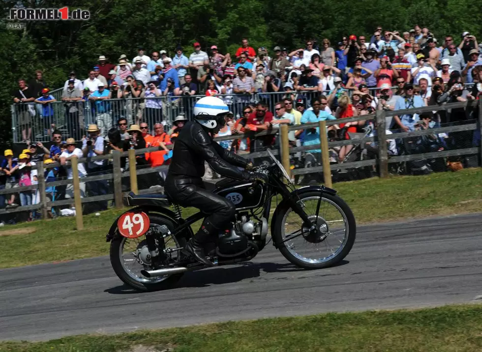 Foto zur News: In der zweiten Hälfte der 1950er-Jahre ist Surtees dann die dominierende Figur in der Motorrad-Weltmeisterschaft. Nach einem ersten Titelgewinn 1956 in der 500ccm-Klasse gewinnt der Brite in den Jahren 1958 bis 1960 jeweils die Weltmeisterschaft der 350- und 500ccm-Klasse.