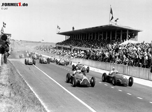 Foto zur News: 1950: Die erste Saison in der Geschichte der Formel-1-Weltmeisterschaft sieht auch gleich das erste Duell zweier Teamkollegen um den WM-Titel. Die beiden Alfa-Romeo-Piloten Juan Manuel Fangio und Giuseppe Farina gewinnen von den sieben Saisonläufen je drei. Als nach dem Finalrennen in Monza zusammengezählt wird, ist der Italiener Farina mit drei Punkten Vorsprung auf den Argentinier Fangio der erste Formel-1-Weltmeister der Geschichte.