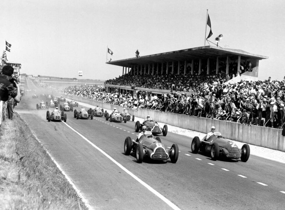 Foto zur News: 1950: Die erste Saison in der Geschichte der Formel-1-Weltmeisterschaft sieht auch gleich das erste Duell zweier Teamkollegen um den WM-Titel. Die beiden Alfa-Romeo-Piloten Juan Manuel Fangio und Giuseppe Farina gewinnen von den sieben Saisonläufen je drei. Als nach dem Finalrennen in Monza zusammengezählt wird, ist der Italiener Farina mit drei Punkten Vorsprung auf den Argentinier Fangio der erste Formel-1-Weltmeister der Geschichte.