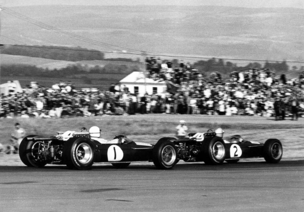 Foto zur News: 1967: Die Brabham-Teamkollegen Denis Hulme und Jack Brabham machen den WM-Titel unter sich aus. Nachdem der Teamgründer bereits im Jahr zuvor den ersten Titel für seinen Rennstall an Land zog, ist es der Neuseeländer Hulme, der sich nach zwei Saisonsiegen mit fünf Punkten gegenüber dem ebenfalls zweimal siegreichen Teamboss aus Australien durchsetzt.
