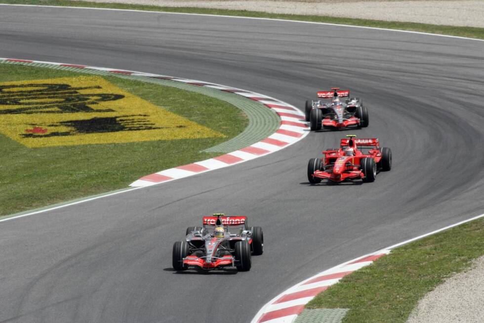 Foto zur News: 2007: Formel-1-Rookie Lewis Hamilton und der nach zwei WM-Titeln mit Renault zu McLaren gewechselte Fernando Alonso kämpfen als Teamkollegen um die Krone. Hamilton geht mit vier Punkten Vorsprung auf Alonso ins Saisonfinale in Sao Paulo, doch nach dem Fallen der Zielflagge ist keiner der beiden McLaren-Fahrer Champion: Ferrari-Pilot Kimi Räikkönen (sechs Siege) gewinnt den Titel nach starkem Endspurt mit einem Punkt Vorsprung auf die punktgleichen Hamilton und Alonso, die beide je vier Siege auf dem Konto haben.