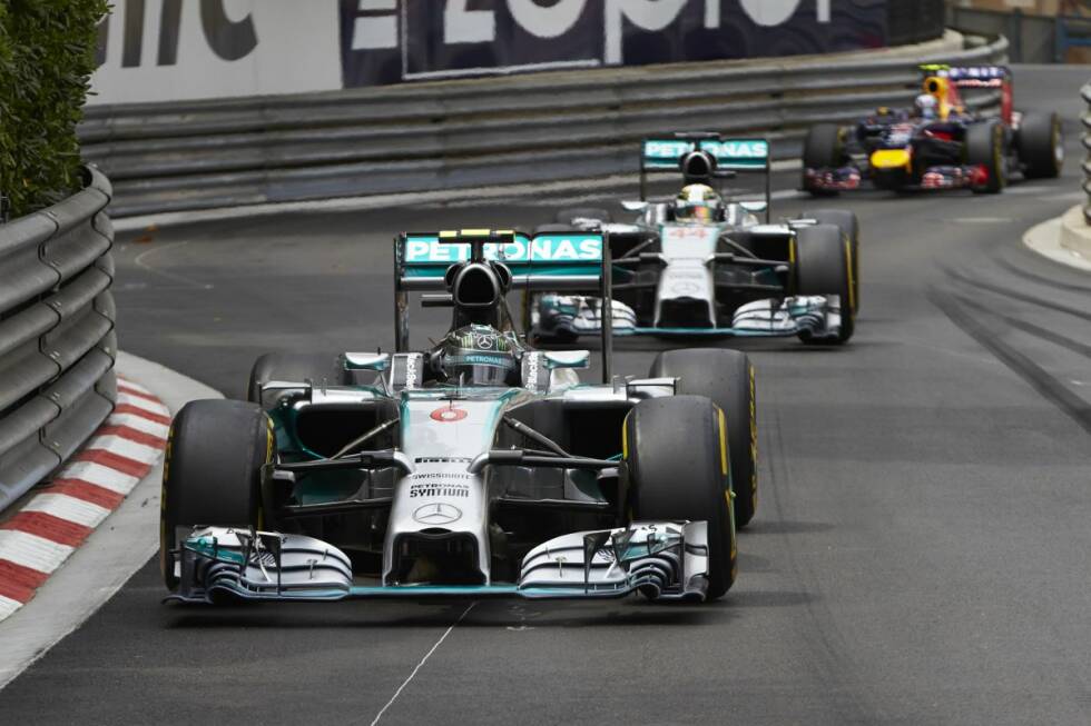 Foto zur News: 2014: Zu Beginn der Hybridära ist Mercedes eine Klasse für sich. Folglich entscheidet sich der WM-Titel im ersten Jahr der neuen Regeln zwischen den beiden Werkspiloten Nico Rosberg und Lewis Hamilton. Das Duell der beiden zieht sich bis zum Finale in Abu Dhabi, wo Rosberg ausscheidet und sich Hamilton zum zweiten Mal die WM-Krone aufsetzt.