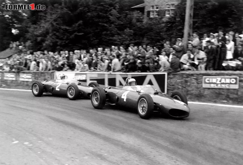 Foto zur News: 1961: Phil Hill und Wolfgang Graf Berghe von Trips kämpfen für Ferrari um den WM-Titel. Sowohl der US-Amerikaner als auch der Deutsche gewinnen zwei Rennen. Bei Hills zweitem Saisonsieg allerdings ist von Trips schon nicht mehr am Leben. Als WM-Spitzenreiter angereist, kollidiert er in Monza mit dem Lotus von Jim Clark, wird aus seinem Ferrari geschleudert und zieht sich tödliche Verletzungen zu. Am Saisonende ist Hill mit einem Punkt Vorsprung auf von Trips Champion.