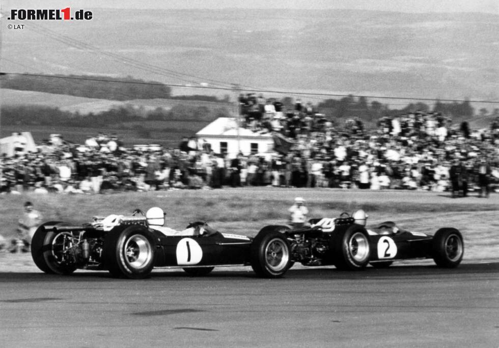 Foto zur News: 1967: Die Brabham-Teamkollegen Denis Hulme und Jack Brabham machen den WM-Titel unter sich aus. Nachdem der Teamgründer bereits im Jahr zuvor den ersten Titel für seinen Rennstall an Land zog, ist es der Neuseeländer Hulme, der sich nach zwei Saisonsiegen mit fünf Punkten gegenüber dem ebenfalls zweimal siegreichen Teamboss aus Australien durchsetzt.