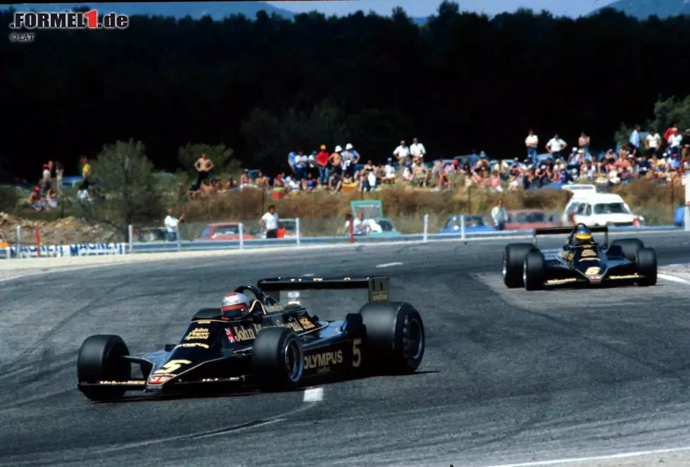 Foto zur News: 1978: Die Saison steht im Zeichen des Titelduells der beiden Lotus-Piloten Mario Andretti und Ronnie Peterson. Andretti gewinnt sechs Mal, Peterson zweimal. Dennoch hält der Schwede in der Gesamtwertung den Kontakt zu seinem Teamkollegen aus den USA, bis er beim Startunfall in Monza auf tragische Weise sein Leben lässt. Andretti gewinnt den Titel mit 13 Punkten Vorsprung auf seinen verunglückten Teamkollegen.