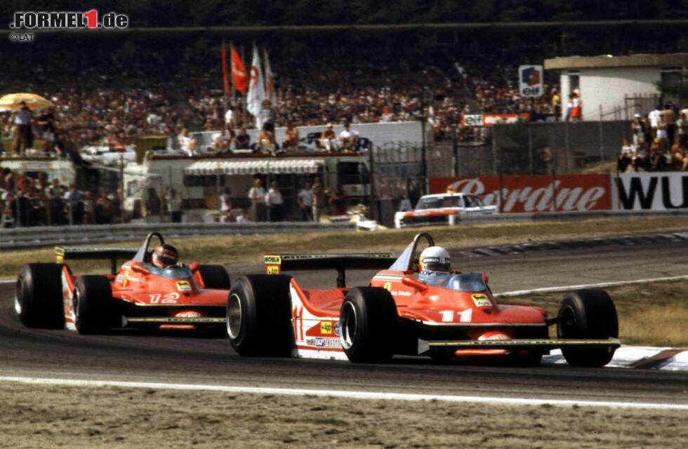 Foto zur News: 1979: Ein Jahr nach dem tragischen Ende des Lotus-Titelduells sind es die Ferrari-Teamkollegen Jody Scheckter und Gilles Villeneuve, die den WM-Titel unter sich ausmachen. Beide gewinnen je drei Rennen. In den entscheidenden Momenten aber beugt sich der Kanadier Villeneuve der Teamorder zugunsten des Südafrikaners Scheckter. Dieser holt sich mit vier Punkten Vorsprung den Titel.