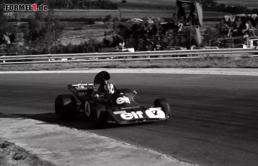 Im Oktober 1973 verliert die Szene eine ihrer charismatischsten Figuren. Der Franzose Francois Cevert kommt im Training zum Grand Prix der USA in Watkins Glen ums Leben. Das junge Talent hat bei einem harten Einschlag in die Barrieren keine Chance. Das Qualifying geht trotz des Unfalls weiter. "Sie haben ihn dagelassen, da er eindeutig tot war", meint Jackie Stewart später. Foto zur News: Im Oktober 1973 verliert die Szene eine ihrer charismatischsten Figuren. Der Franzose Francois Cevert kommt im Training zum Grand Prix der USA in Watkins Glen ums Leben. Das junge Talent hat bei einem harten Einschlag in die Barrieren keine Chance. Das Qualifying geht trotz des Unfalls weiter. "Sie haben ihn dagelassen, da er eindeutig tot war", meint Jackie Stewart später.