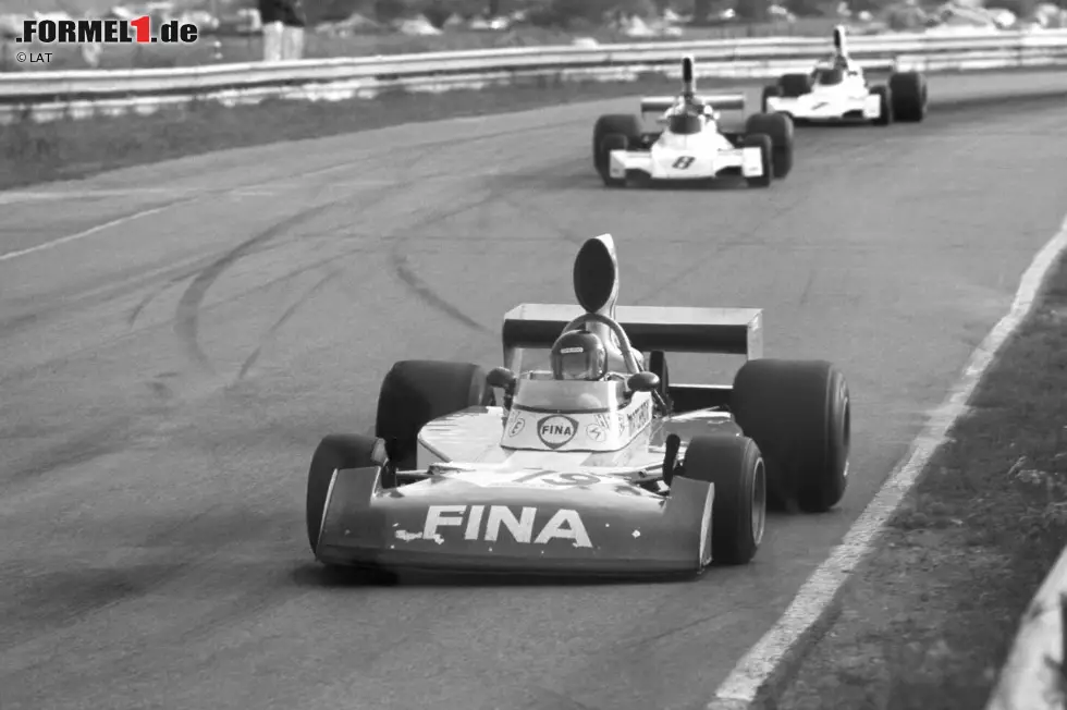 6. Oktober 1974, gleicher Schauplatz: Der Österreicher Helmut Koinigg fliegt mit seinem Fahrzeug in Watkins Glen ab und hat unfassbares Pech. An der Leitplanke lösen sich zwei Haltebänder und fügen Koinigg tödliche Verletzungen zu. Foto zur News: 6. Oktober 1974, gleicher Schauplatz: Der Österreicher Helmut Koinigg fliegt mit seinem Fahrzeug in Watkins Glen ab und hat unfassbares Pech. An der Leitplanke lösen sich zwei Haltebänder und fügen Koinigg tödliche Verletzungen zu.