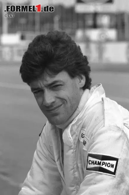 Unglaubliche Dramatik und Tragik: Tom Pryce stirbt am 5. März 1977 im Grand Prix von Südafrika. Der Brite wird Opfer einer Rettungsaktion der Streckenposten in Kyalami, die zu einem gestrandeten Fahrzeug eilen wollen und dafür die Fahrbahn überqueren. Price kann einem Helfer nicht ausweichen, wird von dessen Feuerlöscher tödlich am Kopf getroffen. Auch der Streckenposten stirbt bei dem Zwischenfall. Foto zur News: Unglaubliche Dramatik und Tragik: Tom Pryce stirbt am 5. März 1977 im Grand Prix von Südafrika. Der Brite wird Opfer einer Rettungsaktion der Streckenposten in Kyalami, die zu einem gestrandeten Fahrzeug eilen wollen und dafür die Fahrbahn überqueren. Price kann einem Helfer nicht ausweichen, wird von dessen Feuerlöscher tödlich am Kopf getroffen. Auch der Streckenposten stirbt bei dem Zwischenfall.