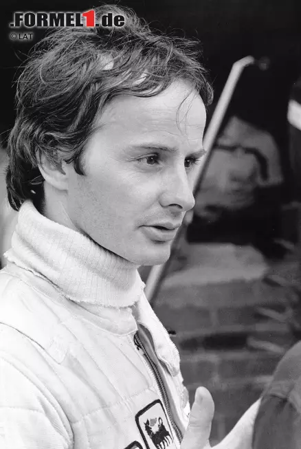 Ebenfalls eine unvergessene Legende: Gilles Villeneuve verunglückt am 8. Mai 1982 tödlich im Training zum Grand Prix von Belgien in Zolder. Der Kanadier stößt mit seinem Ferrari unglücklich auf den Hinterreifen des March von Jochen Mass und hat keine Chance. Villeneuve wird samt Sitz aus dem Cockpit und in einen Fangzaun geschleudert, wobei er sich tödliche Verletzungen zuzieht. Foto zur News: Ebenfalls eine unvergessene Legende: Gilles Villeneuve verunglückt am 8. Mai 1982 tödlich im Training zum Grand Prix von Belgien in Zolder. Der Kanadier stößt mit seinem Ferrari unglücklich auf den Hinterreifen des March von Jochen Mass und hat keine Chance. Villeneuve wird samt Sitz aus dem Cockpit und in einen Fangzaun geschleudert, wobei er sich tödliche Verletzungen zuzieht.