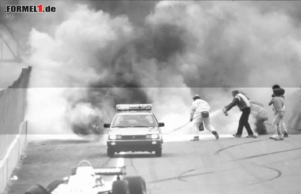 Am 13. Juni 1982 wird der Italiener Riccardo Paletti das Opfer einer unglücklichen Verkettung. Beim Start zum Grand Prix von Kanada in Montreal bleibt Polemann Didier Pironi stehen. Alle können ausweichen, nur Paletti nicht, der mit rund 200 km/h in das stehende Auto kracht. Die Bergung des Osella-Piloten dauert rund eine halbe Stunde. Zu lang: Paletti erliegt seinen schweren Verletzungen. Foto zur News: Am 13. Juni 1982 wird der Italiener Riccardo Paletti das Opfer einer unglücklichen Verkettung. Beim Start zum Grand Prix von Kanada in Montreal bleibt Polemann Didier Pironi stehen. Alle können ausweichen, nur Paletti nicht, der mit rund 200 km/h in das stehende Auto kracht. Die Bergung des Osella-Piloten dauert rund eine halbe Stunde. Zu lang: Paletti erliegt seinen schweren Verletzungen.