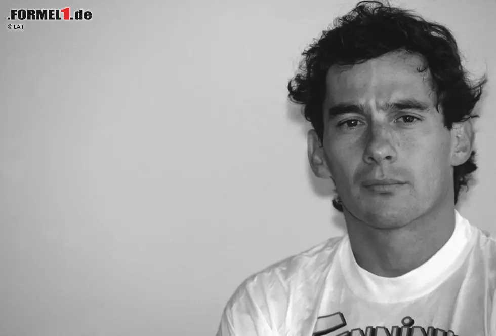Nur ein Tag später fällt die Sonne vom Himmel, die Formel 1 verliert einen Giganten. Am 1. Mai 1994 verunglückt der dreimalige Weltmeister Ayrton Senna bei hohem Tempo in der Tamburello-Kurve von Imola. Beim Einschlag bohrt sich ein Teil der Aufhängung durch den Helm und verursacht tödliche Kopfverletzungen. Als Ursache wird Jahre später ein Lenkungsdefekt ausgemacht. Foto zur News: Nur ein Tag später fällt die Sonne vom Himmel, die Formel 1 verliert einen Giganten. Am 1. Mai 1994 verunglückt der dreimalige Weltmeister Ayrton Senna bei hohem Tempo in der Tamburello-Kurve von Imola. Beim Einschlag bohrt sich ein Teil der Aufhängung durch den Helm und verursacht tödliche Kopfverletzungen. Als Ursache wird Jahre später ein Lenkungsdefekt ausgemacht.