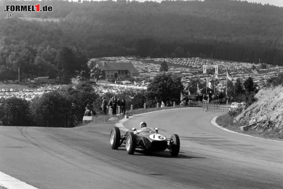 An diesem 19. Juni 1960 verliert auch der Lotus-Pilot Alan Stacey sein Leben. Außerdem werden am gleichen Wochenende bei weiteren Unfällen Stirling Moss und Michael Taylor schwer verletzt. Es ist das bislang wohl tragischste Wochenende in der Königsklasse. Foto zur News: An diesem 19. Juni 1960 verliert auch der Lotus-Pilot Alan Stacey sein Leben. Außerdem werden am gleichen Wochenende bei weiteren Unfällen Stirling Moss und Michael Taylor schwer verletzt. Es ist das bislang wohl tragischste Wochenende in der Königsklasse.