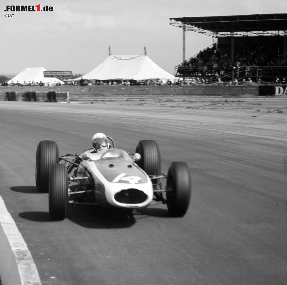 Der Tod von John Taylor im September 1966 ist an Tragik kaum zu überbieten. Der Brite erleidet bei einem Feuerunfall im Grand Prix von Deutschland im Bereich Flugplatz schwere Verbrennungen. Jacky Ickx rettet ihn aus dem brennenden Auto. Taylor scheint wenige Wochen später genesen, verstirbt jedoch an einer Brandwundeninfektion im Krankenhaus in Koblenz. Foto zur News: Der Tod von John Taylor im September 1966 ist an Tragik kaum zu überbieten. Der Brite erleidet bei einem Feuerunfall im Grand Prix von Deutschland im Bereich Flugplatz schwere Verbrennungen. Jacky Ickx rettet ihn aus dem brennenden Auto. Taylor scheint wenige Wochen später genesen, verstirbt jedoch an einer Brandwundeninfektion im Krankenhaus in Koblenz.