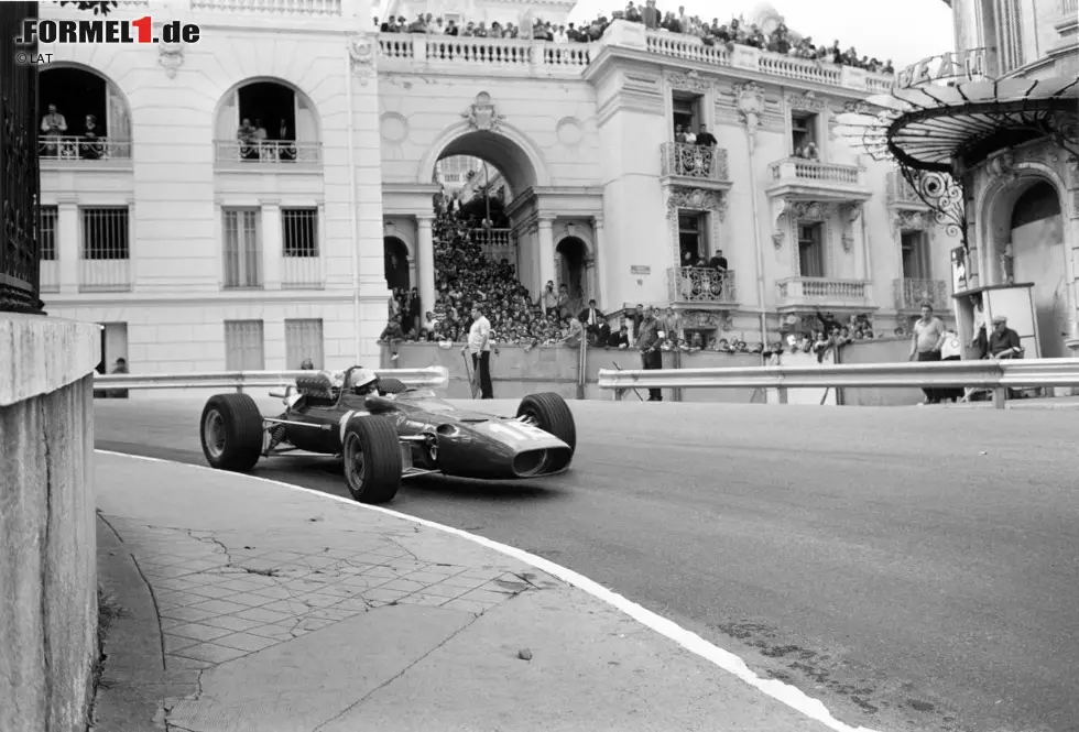 Im Mai 1967 verliert die Formel 1 den Grand-Prix-Sieger Lorenzo Bandini. Der Italier knallt im Rennen in Monaco auf Platz zwei liegend an der Hofenschikane in die Barrieren und wird erst drei Minuten später aus seinem brennenden Ferrari befreit. Drei Tage später erliegt er seinen schweren Verletzungen. Foto zur News: Im Mai 1967 verliert die Formel 1 den Grand-Prix-Sieger Lorenzo Bandini. Der Italier knallt im Rennen in Monaco auf Platz zwei liegend an der Hofenschikane in die Barrieren und wird erst drei Minuten später aus seinem brennenden Ferrari befreit. Drei Tage später erliegt er seinen schweren Verletzungen.