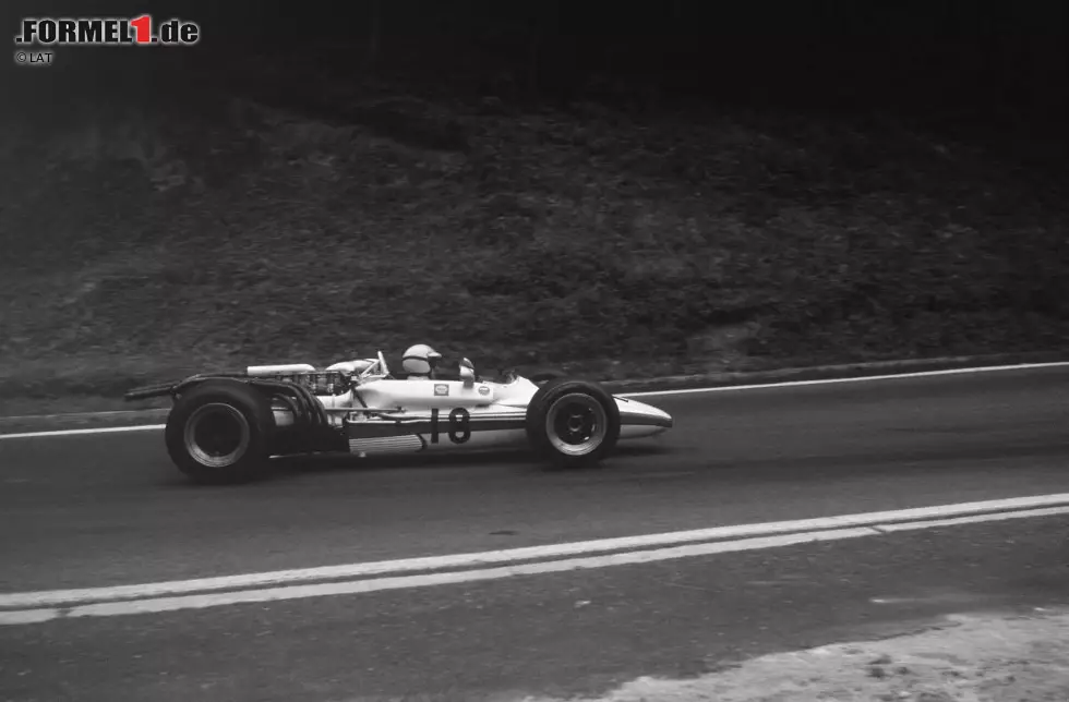 Im Juli 1968 hat der Franzose Jo Schlesser erstmals ein echtes Formel-1-Fahrzeug zur Verfügung, aber sein Debüt endet tragisch. Im Grand Prix von Frankreich in Rouen überschlägt sich Schlesser mit seinem wenig ausgereiften Honda und verbrennt im Fahrzeug. Foto zur News: Im Juli 1968 hat der Franzose Jo Schlesser erstmals ein echtes Formel-1-Fahrzeug zur Verfügung, aber sein Debüt endet tragisch. Im Grand Prix von Frankreich in Rouen überschlägt sich Schlesser mit seinem wenig ausgereiften Honda und verbrennt im Fahrzeug.