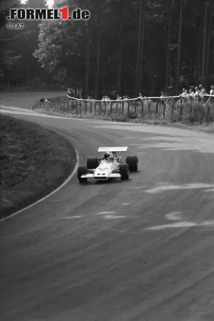 Perfekter Allrounder, Europameister am Berg und Porsche-Werkspilot: Am 1. August 1969 trauert Deutschland um Gerhard Mitter. Der BMW-Pilot verunglückt kurz vor dem Schwedenkreuz der Nordschleife im Training tödlich. Der Nürburgring wurde anschließend von tödlichen Unfallen an Formel-1-Wochenenden verschont. Dafür rückte eine andere Strecke tragisch in den Fokus. Foto zur News: Perfekter Allrounder, Europameister am Berg und Porsche-Werkspilot: Am 1. August 1969 trauert Deutschland um Gerhard Mitter. Der BMW-Pilot verunglückt kurz vor dem Schwedenkreuz der Nordschleife im Training tödlich. Der Nürburgring wurde anschließend von tödlichen Unfallen an Formel-1-Wochenenden verschont. Dafür rückte eine andere Strecke tragisch in den Fokus.