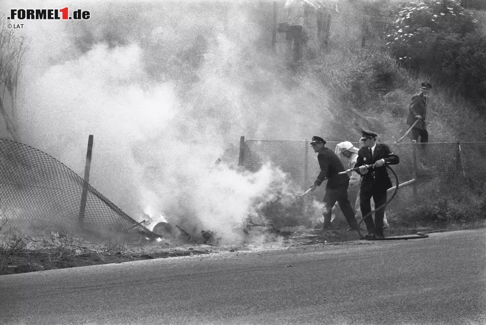 Zandvoort, 21. Juni 1970: Der Brite Piers Courage wird ein Opfer des Leichtbaus und der schlechten Rettungsmaßnahmen in Zandvoort. Sein De-Tomaso-Ford fängt nach einem Einschlag schnell Feuer, die Magnesium-Karosserie ist nicht zu löschen. Courage verbrennt vor den Augen der spät eintreffenden Feuerwehr. Foto zur News: Zandvoort, 21. Juni 1970: Der Brite Piers Courage wird ein Opfer des Leichtbaus und der schlechten Rettungsmaßnahmen in Zandvoort. Sein De-Tomaso-Ford fängt nach einem Einschlag schnell Feuer, die Magnesium-Karosserie ist nicht zu löschen. Courage verbrennt vor den Augen der spät eintreffenden Feuerwehr.