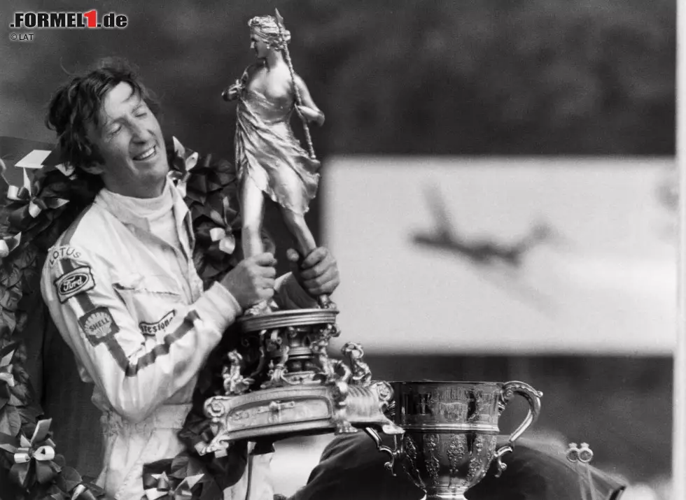 Eine Legende, die in vielen Herzen weiterlebt: Jochen Rindt verunglückt am 5. September 1970 mit seinem Lotus im Monza-Training. Der Österreicher überlebt einen schlimmen Einschlag in der schnellen Parabolica nicht. Rindt wird posthum Weltmeister 1970. Foto zur News: Eine Legende, die in vielen Herzen weiterlebt: Jochen Rindt verunglückt am 5. September 1970 mit seinem Lotus im Monza-Training. Der Österreicher überlebt einen schlimmen Einschlag in der schnellen Parabolica nicht. Rindt wird posthum Weltmeister 1970.