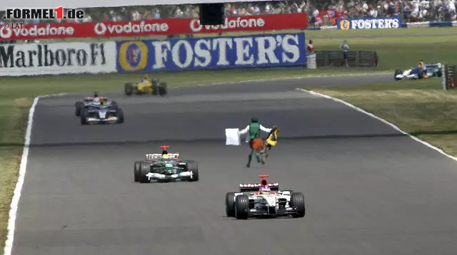 Silverstone-Gewinner Rubens Barrichello nimmt 2003 nur eine Nebenrolle ein. Einen Tick spannender als das durchaus unterhaltsame Rennen ist nämlich der gefährliche Zwischenfall mit einem Flitzer, der von einem Streckenposten von der Störung des Grand Prix' abgehalten werden kann. Foto zur News: Silverstone-Gewinner Rubens Barrichello nimmt 2003 nur eine Nebenrolle ein. Einen Tick spannender als das durchaus unterhaltsame Rennen ist nämlich der gefährliche Zwischenfall mit einem Flitzer, der von einem Streckenposten von der Störung des Grand Prix' abgehalten werden kann.
