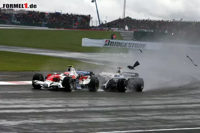 Regen gehört ja eigentlich zu Großbritannien wie die Eau Rouge nach Spa. Auch 2008 schüttet es wieder wie aus Eimern, was zu zahlreichen Rennunfällen führt. Fehlerfrei bleiben einzig Lewis Hamilton und Nick Heidfeld, die auch in dieser Reihenfolge ins Ziel kommen und zusammen mit Barrichello als Überraschungsdrittem auf dem Podium stehen. Vor allem Hamilton setzt mit seiner Leistung ein Ausrufezeichen und die Weichen für seinen Weltmeistertitel. Foto zur News: Regen gehört ja eigentlich zu Großbritannien wie die Eau Rouge nach Spa. Auch 2008 schüttet es wieder wie aus Eimern, was zu zahlreichen Rennunfällen führt. Fehlerfrei bleiben einzig Lewis Hamilton und Nick Heidfeld, die auch in dieser Reihenfolge ins Ziel kommen und zusammen mit Barrichello als Überraschungsdrittem auf dem Podium stehen. Vor allem Hamilton setzt mit seiner Leistung ein Ausrufezeichen und die Weichen für seinen Weltmeistertitel.