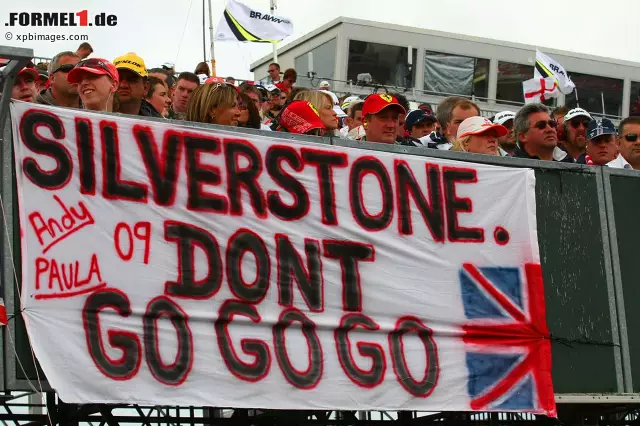 2009 stehen die Zeichen auf Abschied, denn der Grand Prix von Großbritannien soll auf die Strecke von Donington Park verlegt werden. Weil es dort jedoch finanzielle Schwierigkeiten gibt, handeln die Silverstone-Verantwortlichen kurzerhand einen neuen Vertrag aus und sichern sich das Formel-1-Spektakel auch weiterhin. Foto zur News: 2009 stehen die Zeichen auf Abschied, denn der Grand Prix von Großbritannien soll auf die Strecke von Donington Park verlegt werden. Weil es dort jedoch finanzielle Schwierigkeiten gibt, handeln die Silverstone-Verantwortlichen kurzerhand einen neuen Vertrag aus und sichern sich das Formel-1-Spektakel auch weiterhin.
