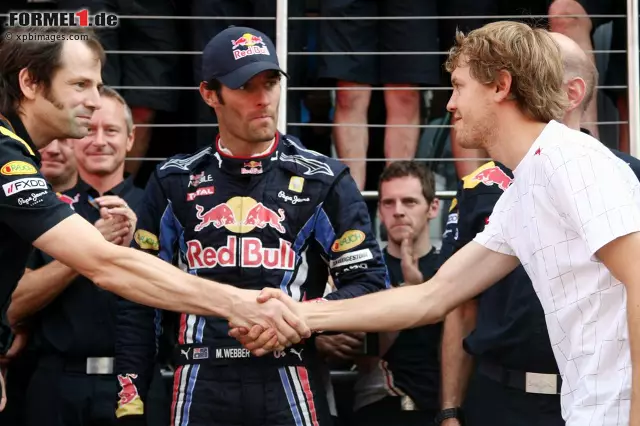 Und bekanntlich folgen auch noch viele Auseinandersetzungen mit Teamkollege Mark Webber. 2010 dreht sich der Streit in Silverstone um einen Ersatz-Frontflügel, den man Vettel gewährt, obwohl er eigentlich Webber zusteht. Der Australier ist darüber nicht gerade glücklich, setzt seine Wut aber in einen Sieg um. Daraufhin folgt der berühmte Funkspruch: "Nicht schlecht für einen Nummer-zwei-Fahrer" Foto zur News: Und bekanntlich folgen auch noch viele Auseinandersetzungen mit Teamkollege Mark Webber. 2010 dreht sich der Streit in Silverstone um einen Ersatz-Frontflügel, den man Vettel gewährt, obwohl er eigentlich Webber zusteht. Der Australier ist darüber nicht gerade glücklich, setzt seine Wut aber in einen Sieg um. Daraufhin folgt der berühmte Funkspruch: "Nicht schlecht für einen Nummer-zwei-Fahrer"