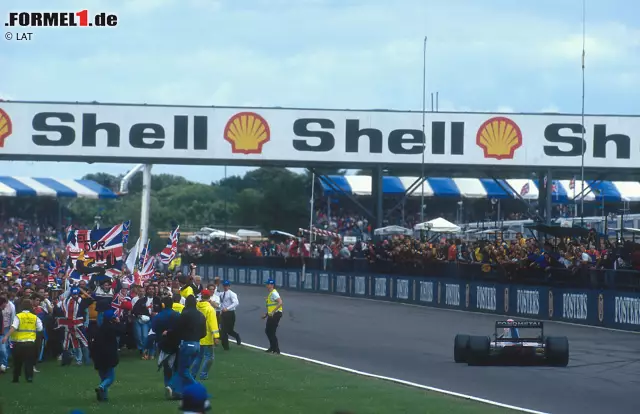 Mit seinem vierten Sieg bei einem Grand Prix von Großbritannien löst Nigel Mansell wohl die größten Begeisterungstürme aus. Das Rennen dominiert er, nachdem er sich in der ersten Runde gegen seinen Teamkollegen Riccardo Patrese durchgesetzt hat. Nachdem er die Ziellinien überquert, bricht dann die "Mansellmania" aus und zahlreiche Fans stürmen ihrem Idol auf der Strecke entgegen. Foto zur News: Mit seinem vierten Sieg bei einem Grand Prix von Großbritannien löst Nigel Mansell wohl die größten Begeisterungstürme aus. Das Rennen dominiert er, nachdem er sich in der ersten Runde gegen seinen Teamkollegen Riccardo Patrese durchgesetzt hat. Nachdem er die Ziellinien überquert, bricht dann die "Mansellmania" aus und zahlreiche Fans stürmen ihrem Idol auf der Strecke entgegen.