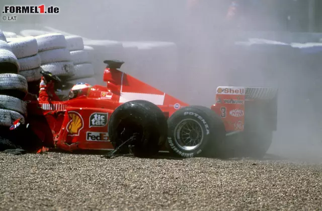 Auf den legendären Sieg folgt jedoch ein Jahr Später der tragische Unfall. Mit über 300 km/h verliert Schumacher in der Stowe-Kurve die Bremsgewalt und steuert durch die Auflaufzone nur unwesentlich abgebremst direkt in die Reifenstapel. Dabei bricht er sich Schien- und Wadenbein und ist nach eigenen Angaben sogar kurz bewusstlos. Er fällt für sechs Rennen aus und kann nur noch an den letzten beiden Grands Prix der Saison teilnehmen. Foto zur News: Auf den legendären Sieg folgt jedoch ein Jahr Später der tragische Unfall. Mit über 300 km/h verliert Schumacher in der Stowe-Kurve die Bremsgewalt und steuert durch die Auflaufzone nur unwesentlich abgebremst direkt in die Reifenstapel. Dabei bricht er sich Schien- und Wadenbein und ist nach eigenen Angaben sogar kurz bewusstlos. Er fällt für sechs Rennen aus und kann nur noch an den letzten beiden Grands Prix der Saison teilnehmen.