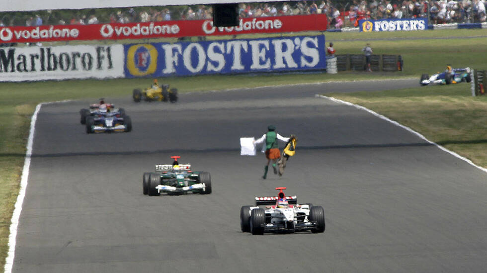 Foto zur News: Silverstone-Gewinner Rubens Barrichello nimmt 2003 nur eine Nebenrolle ein. Einen Tick spannender als das durchaus unterhaltsame Rennen ist nämlich der gefährliche Zwischenfall mit einem Flitzer, der von einem Streckenposten von der Störung des Grand Prix&#039; abgehalten werden kann.