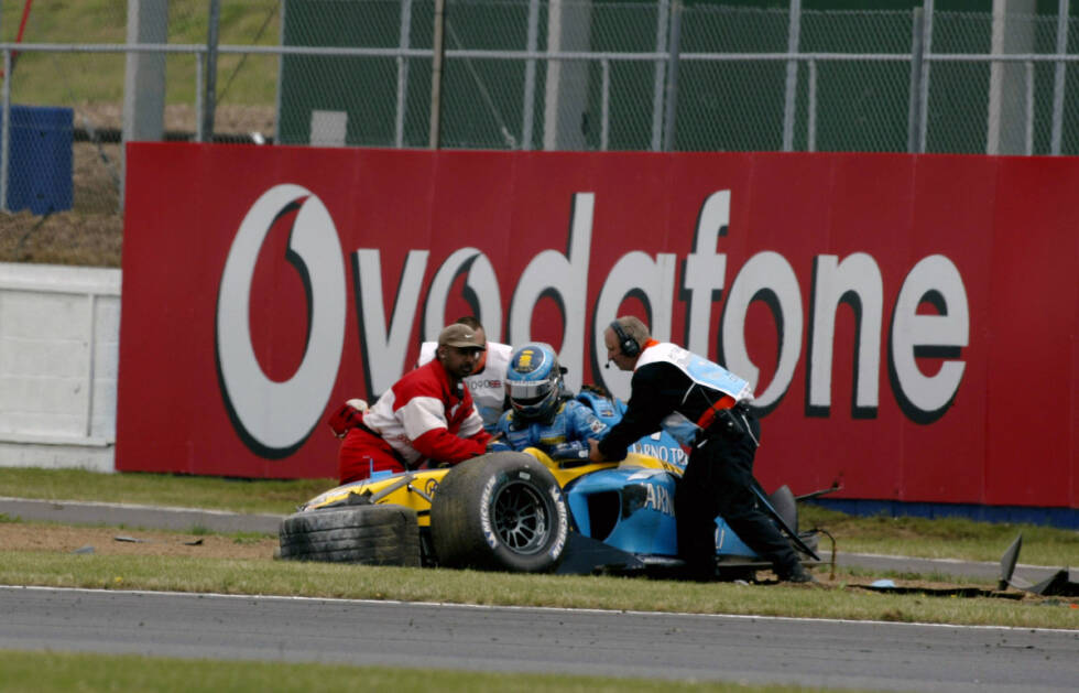 Foto zur News: Viel bleibt von dem Renault 2004 in Silverstone nicht übrig. Aber immerhin klettert Jarno Trulli, der wegen einer gebrochenen Radaufhängung mit 250 km/h in einen Reifenstapel prallt und sich noch überschlägt, unverletzt aus seinem Auto.