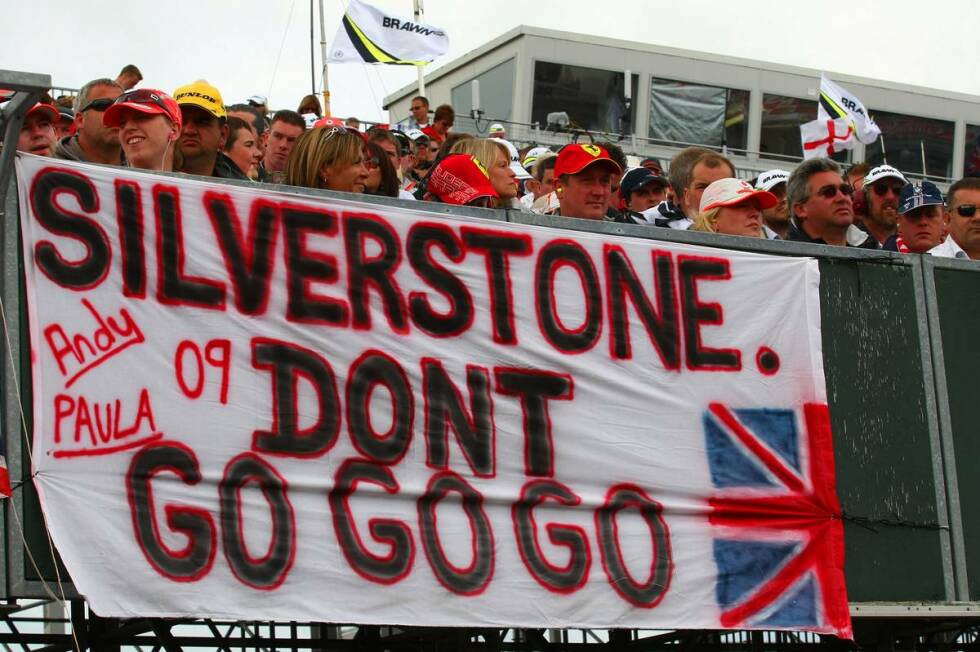 Foto zur News: 2009 stehen die Zeichen auf Abschied, denn der Grand Prix von Großbritannien soll auf die Strecke von Donington Park verlegt werden. Weil es dort jedoch finanzielle Schwierigkeiten gibt, handeln die Silverstone-Verantwortlichen kurzerhand einen neuen Vertrag aus und sichern sich das Formel-1-Spektakel auch weiterhin.