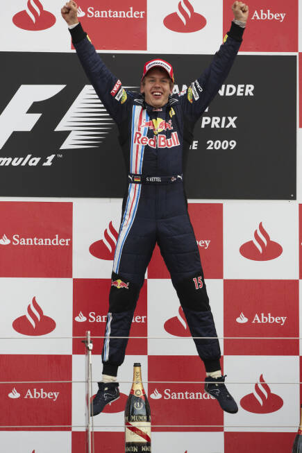Foto zur News: Der Sieger dieses vermeintlich letzten Silverstone-Rennens ist im Übrigen Sebastian Vettel. Es ist erst der dritte Sieg in seiner bis dahin noch relativen jungen Formel-1-Karriere, aber bekanntlich sollen noch viele folgen.
