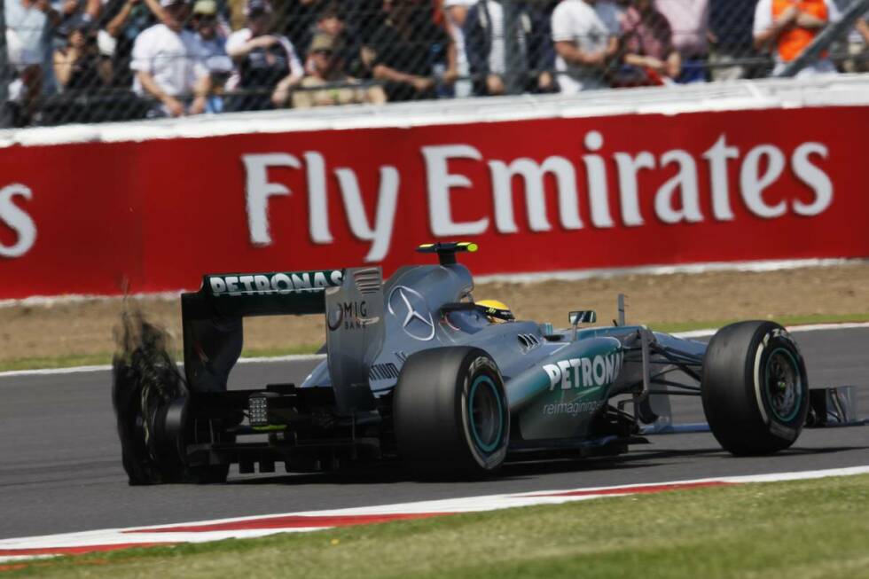 Foto zur News: Denn der Grand Prix ist jetzt schon als das Reifendrama von Silverstone in die Geschichte eingegangen. Mit Hamilton, Massa, Vergne und Perez platzt gleich vier Fahrern der gleiche Reifen, woraufhin das Rennen beinahe abgebrochen wird. Die Zwischenfälle lösen eine große Sicherheits-Diskussion aus.