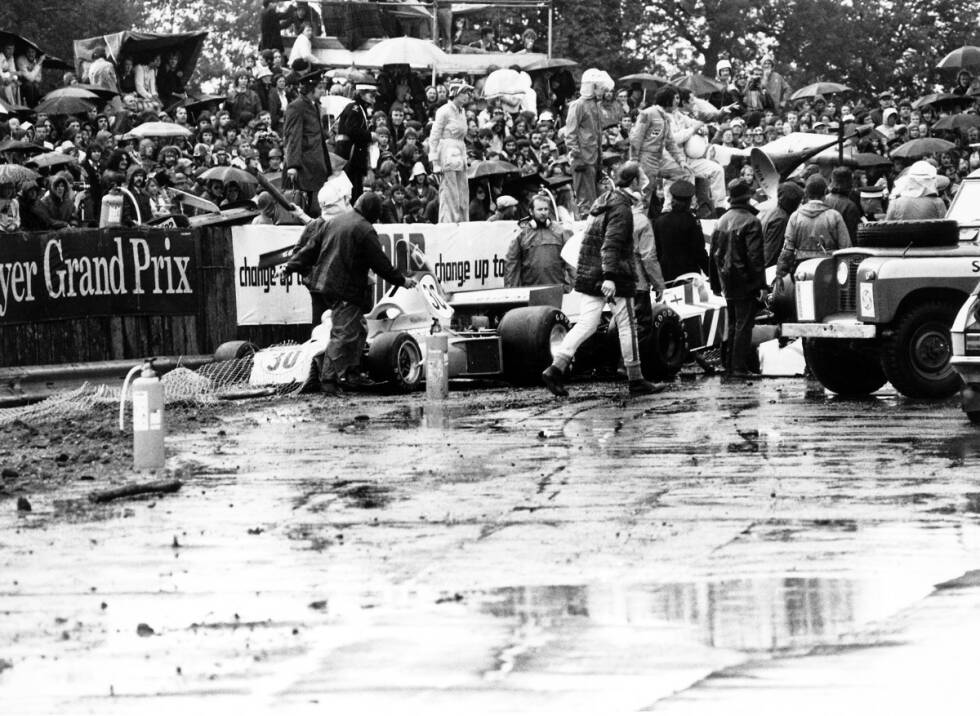 Foto zur News: Ein heilloses Durcheinander gibt es in Silverstone auch 1975. Das Rennen soll 67 Runden gehen, in der 19. fängt es an zu regnen und allein in der 56. Runde fallen elf Piloten aus, woraufhin das Rennen schließlich abgebrochen wird. Die zuletzt Ausgefallenen werden daher noch gewertet. Der Sieg geht an Emerson Fittipaldi.