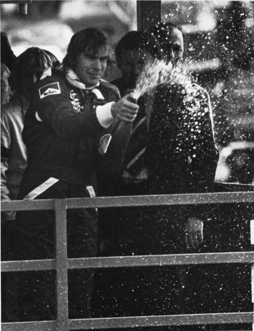 Foto zur News: Ein Jahr später gelingt Hunt aber der rechtmäßige Sieg in Silverstone. Es ist der erste Triumph nach seinem Titelgewinn 1976.