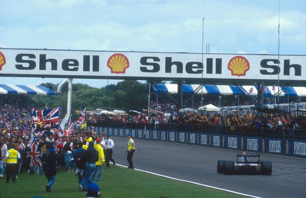 Foto zur News: Mit seinem vierten Sieg bei einem Grand Prix von Großbritannien löst Nigel Mansell wohl die größten Begeisterungstürme aus. Das Rennen dominiert er, nachdem er sich in der ersten Runde gegen seinen Teamkollegen Riccardo Patrese durchgesetzt hat. Nachdem er die Ziellinien überquert, bricht dann die &quot;Mansellmania&quot; aus und zahlreiche Fans stürmen ihrem Idol auf der Strecke entgegen.