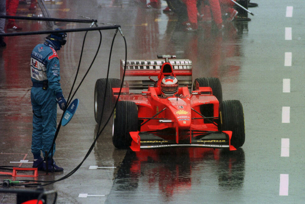 Foto zur News: Michael Schumachers legendärer Sieg in der Boxengasse ereignet sich 1998 in Silverstone. Das Regenchaos verursacht eine Safety-Car-Phase, die Mika Häkkinen damals seinen dominanten Vorsprung und in weiterer Folge auch die Führung kostet. Die übernimmt Schumacher, welcher allerdings Alex Wurz überrundet, noch bevor die Autos nach der Safety-Car-Phase die Ziellinie überquert haben. Dafür setzte es eine Zehn-Sekunden-Stop-and-Go-Strafe, die er in der letzten Runde antritt. Dabei fährt er auf der anderen Seite der Boxenmauer über die Ziellinie und gewinnt. Kein Wunder, dass das Ergebnis für viel Verwirrung sorgt.