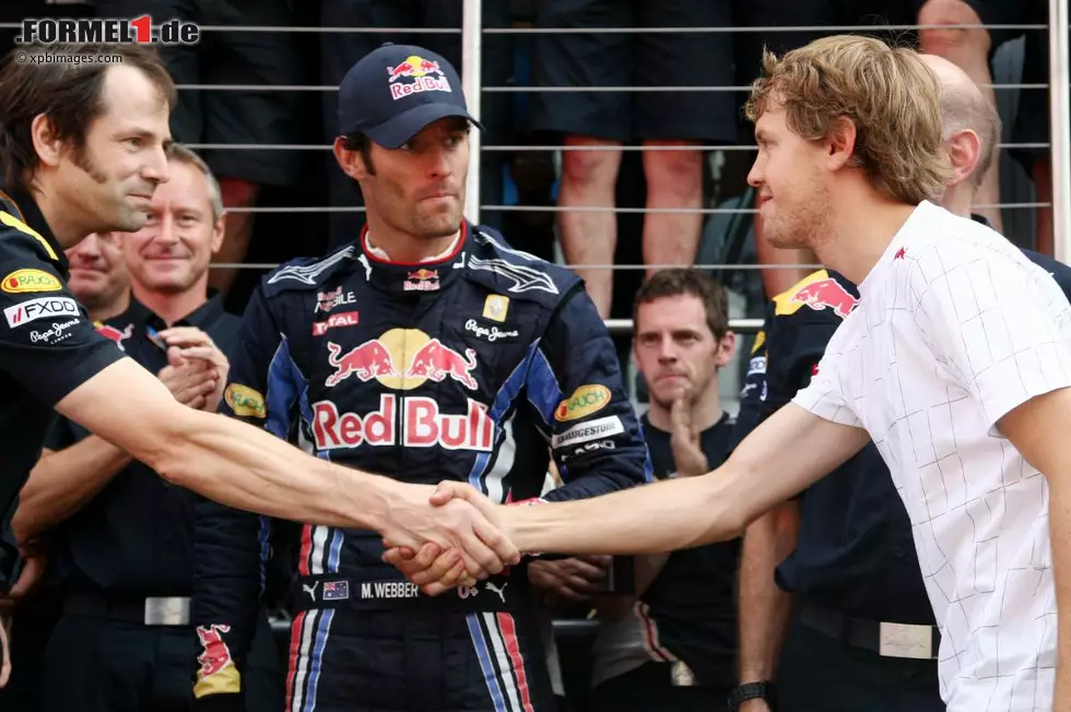 Und bekanntlich folgen auch noch viele Auseinandersetzungen mit Teamkollege Mark Webber. 2010 dreht sich der Streit in Silverstone um einen Ersatz-Frontflügel, den man Vettel gewährt, obwohl er eigentlich Webber zusteht. Der Australier ist darüber nicht gerade glücklich, setzt seine Wut aber in einen Sieg um. Daraufhin folgt der berühmte Funkspruch: "Nicht schlecht für einen Nummer-zwei-Fahrer" Foto zur News: Und bekanntlich folgen auch noch viele Auseinandersetzungen mit Teamkollege Mark Webber. 2010 dreht sich der Streit in Silverstone um einen Ersatz-Frontflügel, den man Vettel gewährt, obwohl er eigentlich Webber zusteht. Der Australier ist darüber nicht gerade glücklich, setzt seine Wut aber in einen Sieg um. Daraufhin folgt der berühmte Funkspruch: "Nicht schlecht für einen Nummer-zwei-Fahrer"