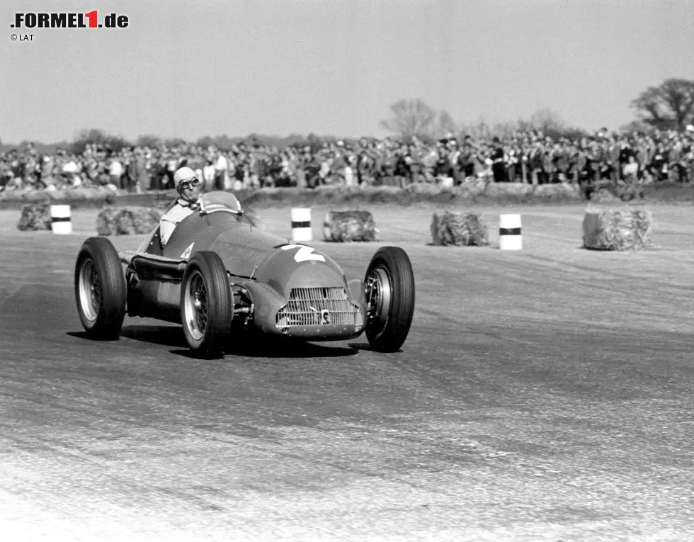 Foto zur News: Der allererste Grand Prix der allerersten Formel-1-Weltmeisterschaft wird am 13. Mai 1950 in Silverstone ausgetragen. Die Strecke wird nach dem Zweiten Weltkrieg auf einem ehemaligen Militär-Flughafen errichtet. Ehrenhalber wird dieser erste Event einer Formel-1-WM auch als Grand Prix von Europa bezeichnet und sogar die Königsfamilie ist zu Besuch da.